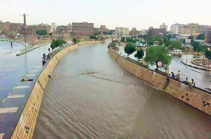 الدفاع المدني يطلق صافرات الإنذار المبكر وتُحذر من التواجد في سائلة صنعاء