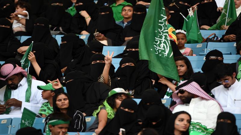 السعودية تسمح للمرأة بحضور مبارايات كرة القدم