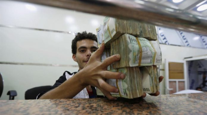 أسعار صرف الريال اليمني أمام العملات الأجنبية بصنعاء وعدن في أول أيام شهر رمضان المبارك