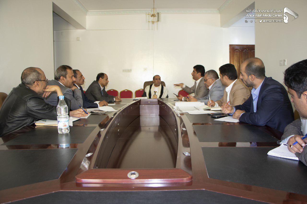 إجتماع لصرف رواتب الموظفين