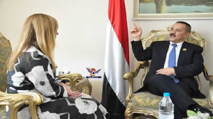 وزير الخارجية يؤكد على ضرورة قيام المبعوث الدولي بجهود تحقيق السلام بحيادية