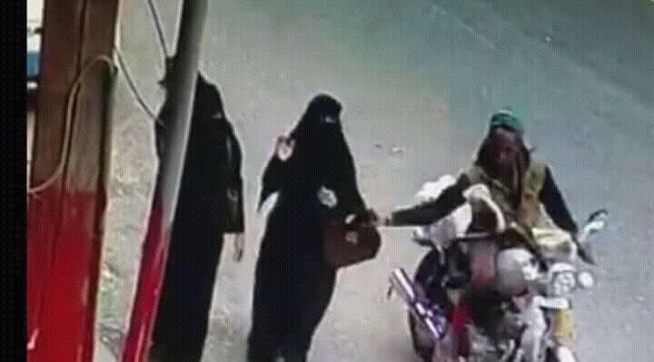 سرقة حقيبة فتاة في العاصمة صنعاء