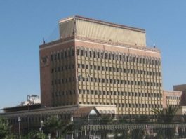 في إطار إيجاد حلول لمشكلة الأوراق النقدية التالفة، وتعزيز جودة النقد الوطني المتداول، قام البنك المركزي اليمنـي بسك عملة معدنية جديدة من فئة (50) خمسين ريالاً ستوضع في التداول اعتبارًا من يوم غدٍ الأحد الـ 18 من شهر محرم 1447هـ الموافق 13 يوليو 2025م. تأتي هذه الخطوة تأكيدًا على التـزام البنك بتعزيز ثقة المجتمع في العملة الوطنية، وتنفيذًا لما أَعلنه سابقًا عند طرح العملة المعدنية من فئة (100) ريال، وذلك كإجراء مدروس ومسؤول، لتكون بديلاً للأوراق النقدية التالفة من نفس الفئة؛ دون أن يترتب على هذا الطرح أي زيادة في الكتلة النقدية أو أي تأثير على أسعار الصرف تم تصميم وسك هذه العملة المعدنية وفق أعلى المواصفات الفنية والأمنية العالمية؛ لضمان متانتها وكفاءتها في التداول. وقد خصص البنك المركزي مراكز استبدال في المركز الرئيسي وفروعه في المحافظات؛ لتسهيل استبدال العملة الورقية التالفة بالعملة المعدنية الجديدة؛ لكافة المواطنين والجهات ذات العلاقة خلال أوقات الدوام الرسمي. ويتوجه البنك بالشكر والتقدير لأبناء شعبنا على ثقتهم، ويؤكد أنه ماضٍ في اتخاذ كل ما يلزم من إجراءات لتعزيز قوة العملة الوطنية وضمان استقرار النظام المصرفي، وصون مدخرات المواطنين، وتعزيز الثقة بالاقتصاد الوطني، مهما كانت التحديات. صادر عن البنك المركزي اليمني السبت 17 محرم 1447هـ الموافق 12 يوليو 2025م