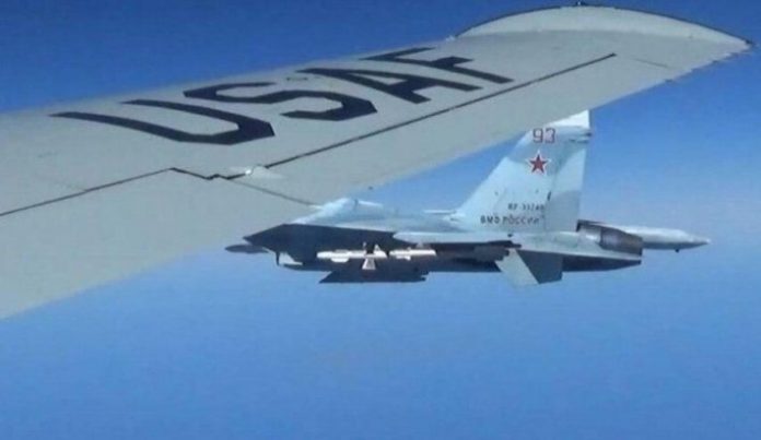 بالصور.. اعتراض مقاتلة روسية لطائرة استطلاع أمريكية فوق البحر الأسود