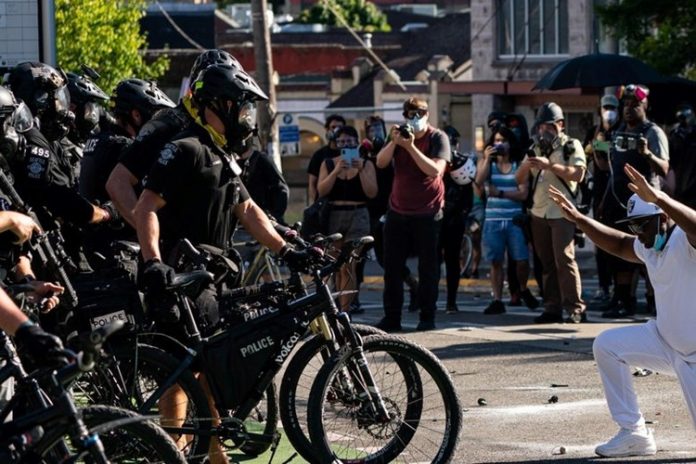 المظاهرات مستمرة في ولايات أمريكية رفضاً للتمييز والعنف
