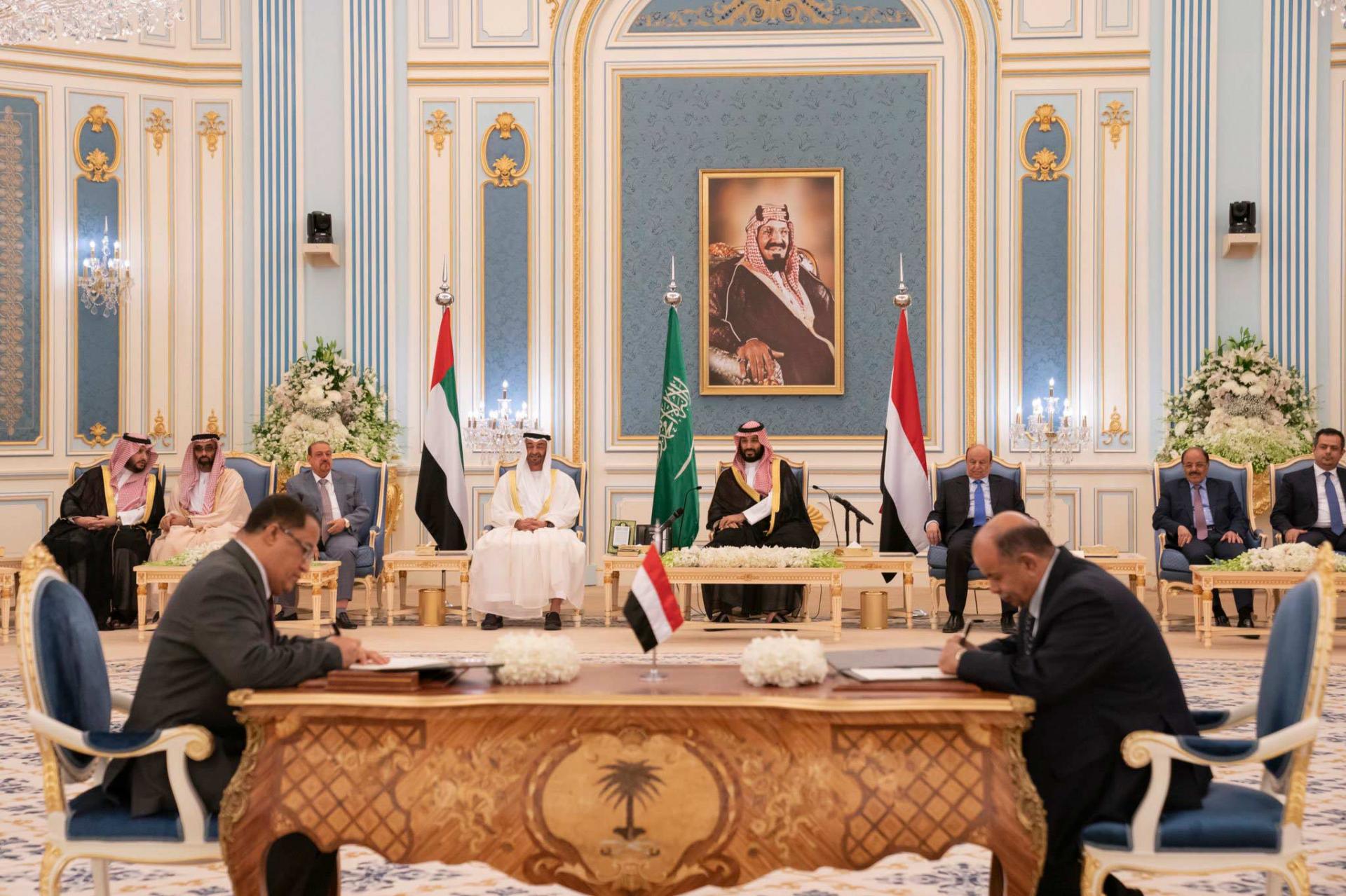 اليمن.. مبادرة الرئيس المشاط يعلن مبادرة جديدة لتحقيق السلام في مقابل تخبط المكايدات بين أقطاب العدوان والتلكؤ في تنفيذ "اتفاق الرياض"