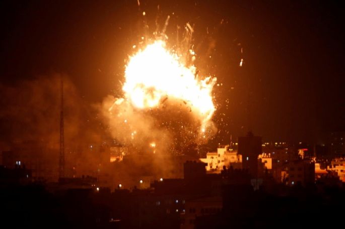 قصف عنيف على قطاع غزة يستهدف مواقع لحماس.. بعد اندلاع 60 حريقاً بفعل البالونات الحارقة