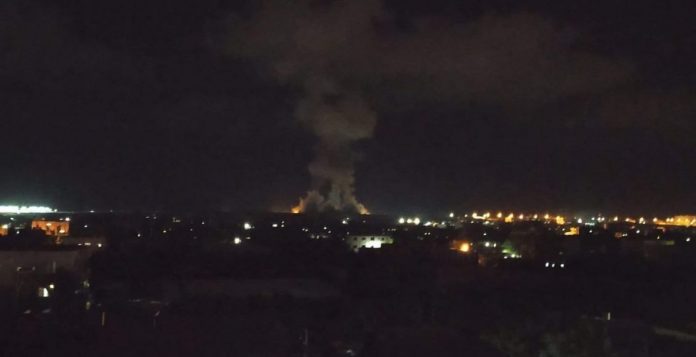 طائرات كيان العدو الإسرائيلي تشن غارات جوية جنوب قطاع غزة