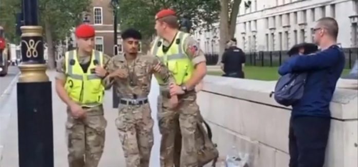 الأمن البريطاني يعتقل جندي
