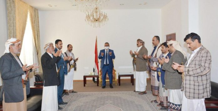 رئيس الوزراء بن حبتور يشيد بالدور الوطني لمحافظة البيضاء في مواجهة العدوان