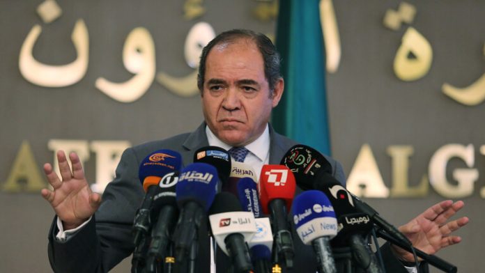 خارجية الجزائر ترفض توريد السلاح إلى ليبيا