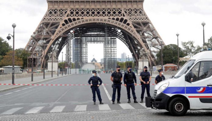 الشرطة الفرنسية تخلي برج إيفل بعد تهديد بوجود قنبلة