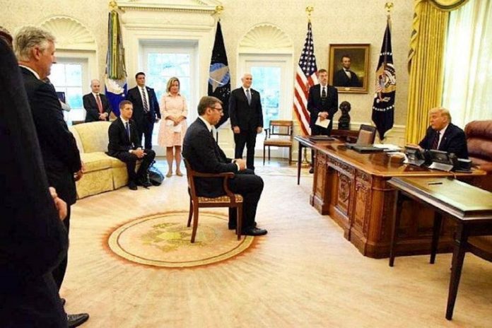تداول ناشطون صورة.. ترامب يجلس الرئيس الصربي كـ”التلميذ”في المكتب البيضاوي