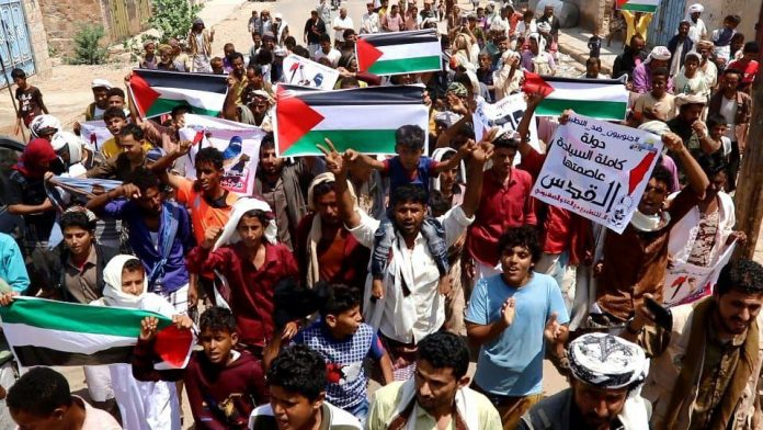 أبين.. مظاهرات شعبية غاضبة رفضا للتطبيع الإماراتي مع العدو الاسرائيلي