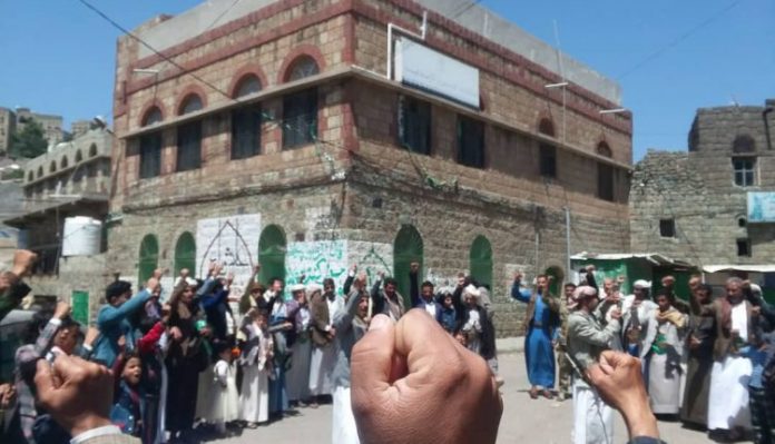 وقفات إحتجاجية في بني مطر ومناخة بمحافظة صنعاء تنديداً باحتجاز سفن المشتقات النفطية والتطبيع الغادر