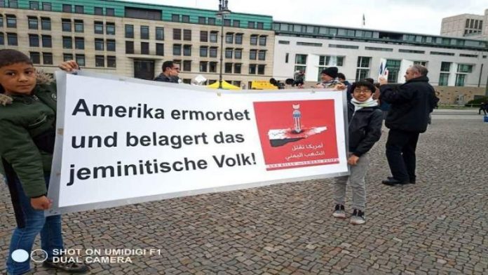 ألمانيا.. وقفة احتجاجية أمام السفارة الأمريكية في برلين تنديدا بجرائم العدوان على اليمن (صور)