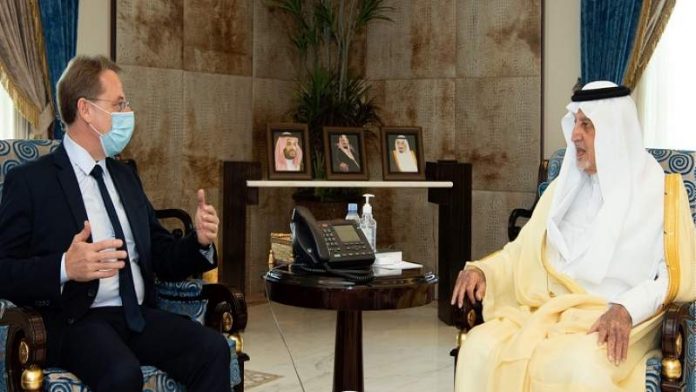 غضب إسلامي واسع من استقبال آل سعود للسفير الفرنسي