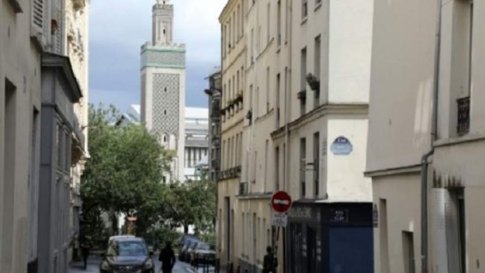 فرنسا تغلق مسجدا قرب باريس في سياق حملتها ضد الإسلام