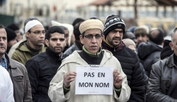 اثر حملات التحريض.. معاناة كبيرة للمسلمين في فرنسا بسبب تحريض ماكرون