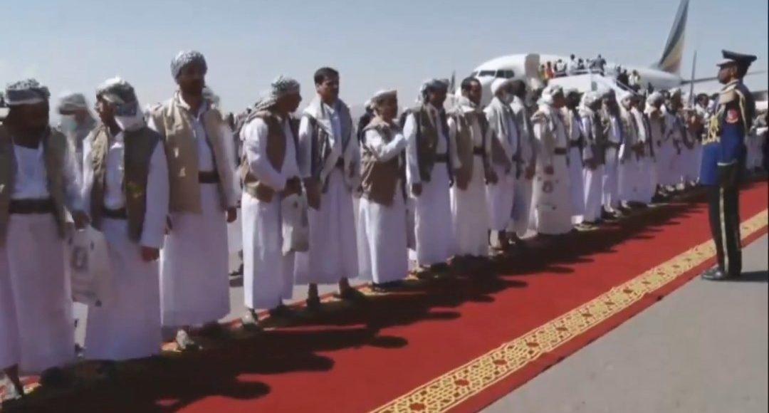 وصول 360 أسيرا من الجيش واللجان الشعبية إلى مطار صنعاء الدولي واستقبال شعبي ورسمي لهم