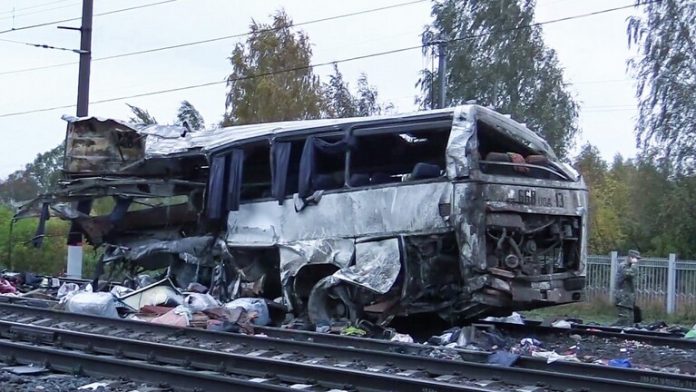 تايلاند.. مصرع 20 شخصا على الأقل في تصادم قطار مع حافلة