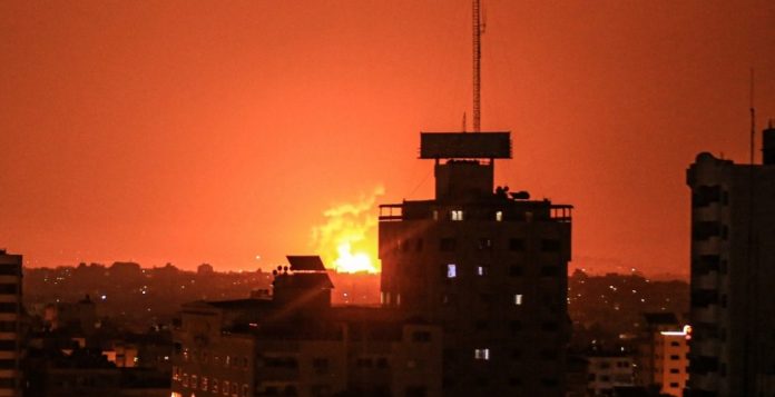 طيران كيان العدو الاسرائيلي يقصف موقعا لـحماس جنوب قطاع غزة