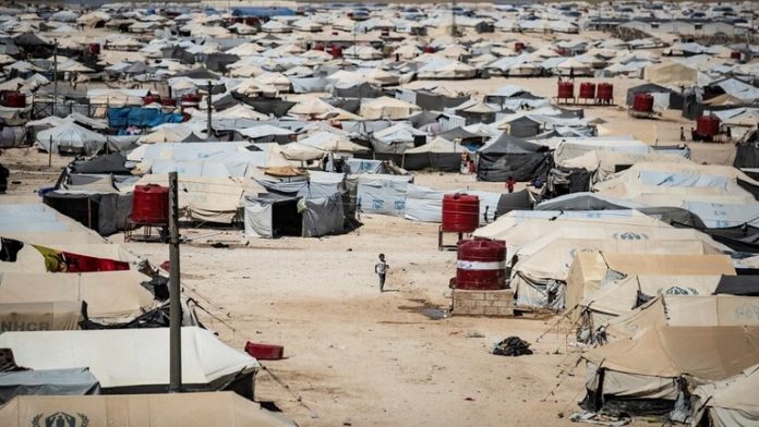 قوات سوريا الديمقراطية تفرج عن 120 عائلة سورية محتجزة في مخيم 