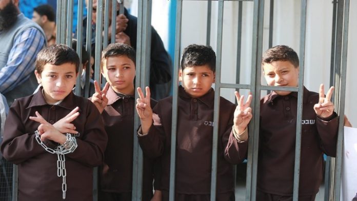 أكثر من 400 طفل فلسطيني في معتقلات الاحتلال
