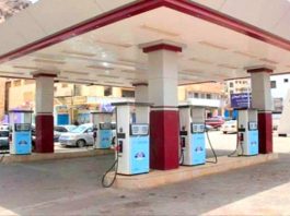 أزمات خانقة.. انعدام الغاز المنزلي في عدن وانيهار كبير للعملة يتسبب بتراكم معاناة المواطنين