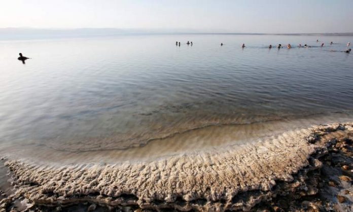 جيولوجيين يطالبون بدعوات لانقاذ البحر الميت من الانحسار