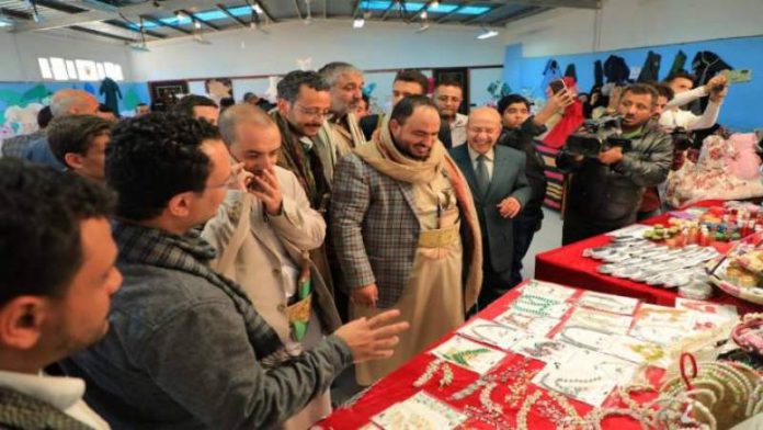 وزير الشئون الاجتماعية ورئيس هيئة الزكاة يطلعان على معرض للأسر المنتجة بصنعاء