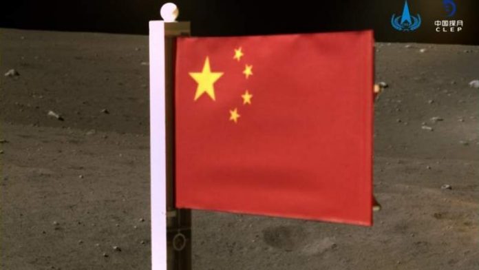 الصين ترفع علمها الوطني على سطح القمر