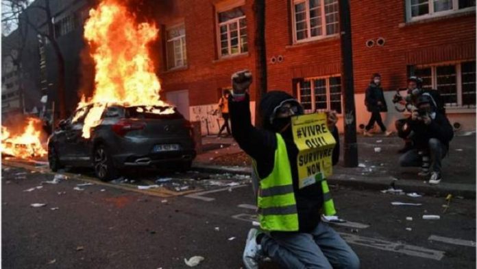 فرنسا.. اعتقال 95 متظاهرا وإصابة 67 شرطيًا خلال الاحتجاجات على مشروع قانون الأمن الشامل
