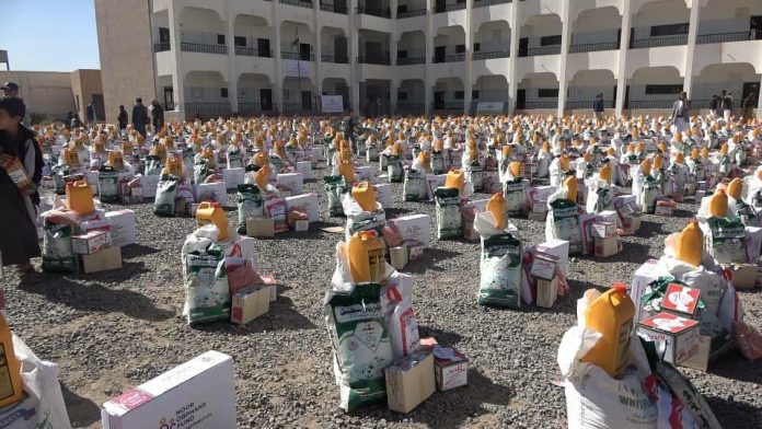 توزيع 600 سلة غذائية على أسر الشهداء في مأرب