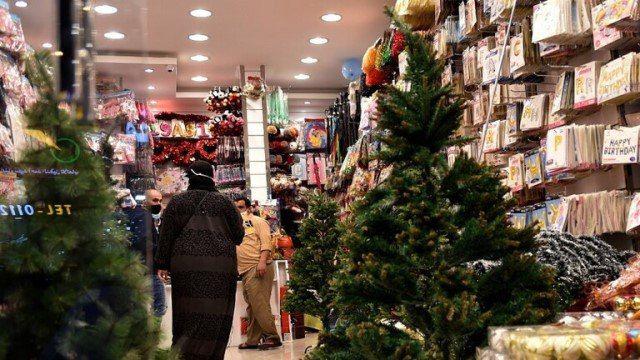 اشجار الميلاد وبابا نويل حلال والقماش الاخضر والمولد النبوي بدعة عند النظام السعودي الوهابي