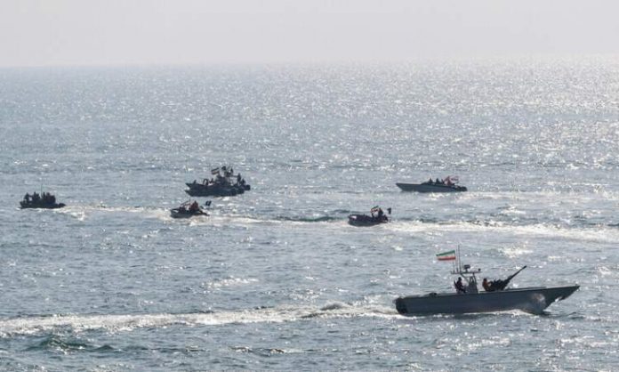 على متنها 7 أشخاص.. غرق سفينة إنزال إيرانية قرب مضيق هرمز