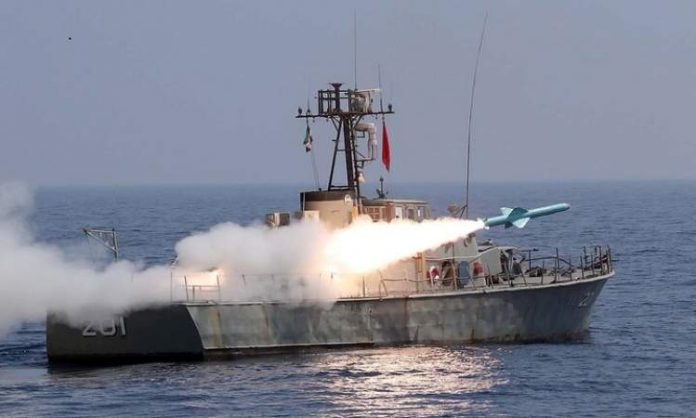 إيران.. القوات البحرية ترصد غواصة أجنبية في منطقة مناورات
