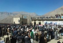 وقفة احتجاجية لأبناء عيال علي بمسور عمران تنديدا بالقرار الأمريكي ودعوة للمشاركة الواسعة في مسيرات غداً وقفة احتجاجية لأبناء عيال علي بمسور عمران