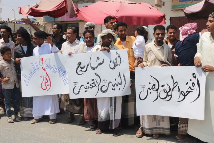 قيادات جنوبية وناشطون يطالبون بإسقاط حكومة الفار هادي