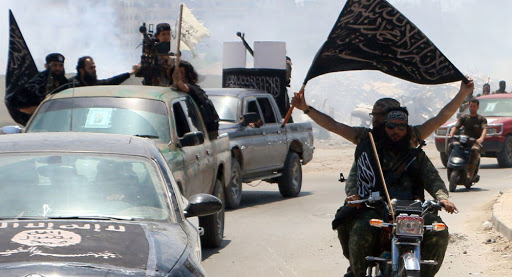 بالفيديو.. تنظيم القاعدة يقتلون مواطن في مأرب