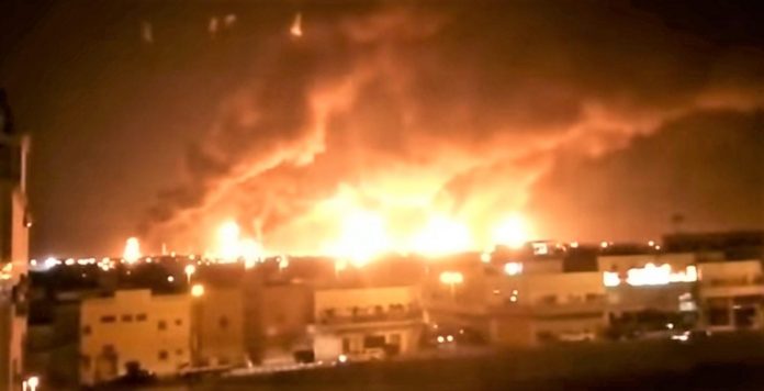 اليمنيون يضرمون النار في هشيم السعودية