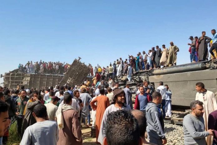 وفاة 32 وإصابة 165 في حادث تصادم قطارين في مصر
