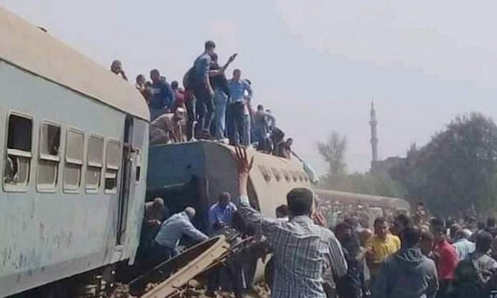 حادثة مصر.. 108 قتلى وجرحى بانقلاب قطار