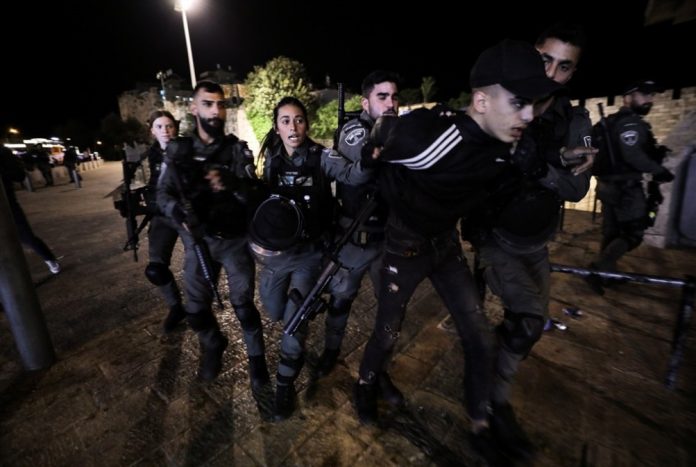 مواجهات بين كيان العدو لإسرائيلي وفلسطينيين بالقدس المحتلة وإصابة أكثر من 30 فلسطينياً