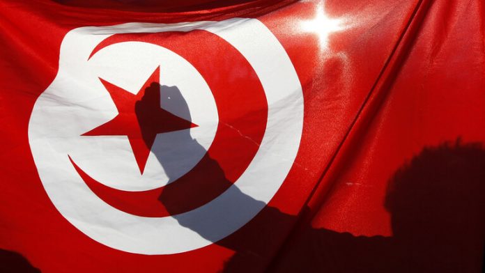 العرافة الشهيرة ليلى عبد اللطيف تؤكد انها متمسكة وواثقة من رؤيتها حول تونس