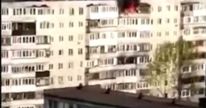 بالفيديو.. امرأتان تقفزان من الطابق التاسع هربا من حريق