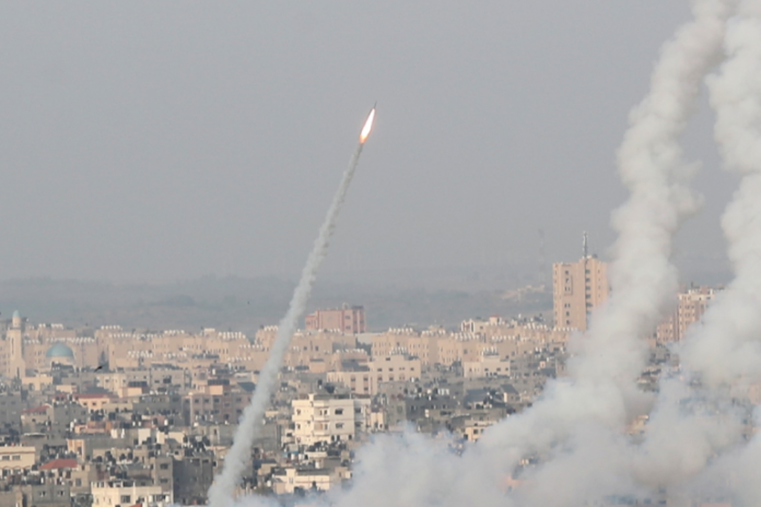 المقاومة الفلسطينية تُطلق 70 صاروخ ردا على جرائم الاحتلال وتتوعد بعملية الساعة التاسعة