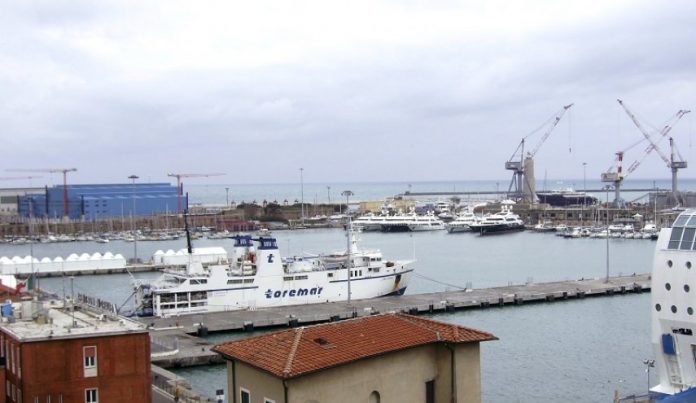 موقع إيطالي: عمال ميناء إيطالي يرفضون تحميل أسلحة على متن سفينة متجهة إلى إسرائيل