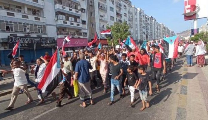 عدن.. مظاهرات شعبية حاشدة بسبب تردي الأوضاع ووضع حد لمعاناة المواطنين