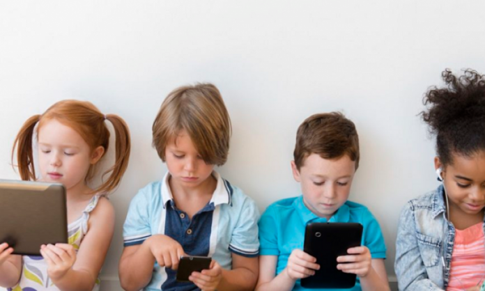 دراسات تحذر.. إدمان الأطفال على الأجهزة الذكية خطر يجتاح بيوتنا